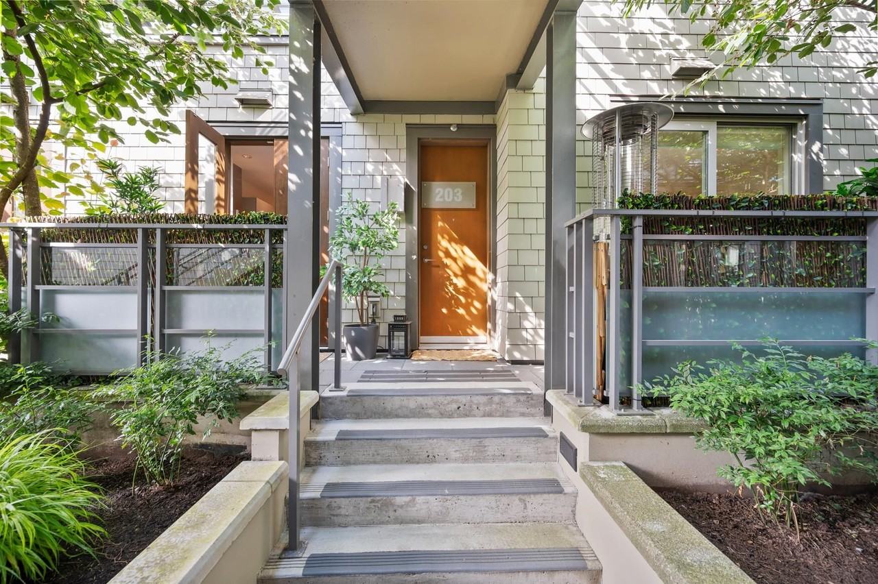 2388 Marine Drive, West Vancouver, BC V7V 1K8 1 Bedroom Condo for