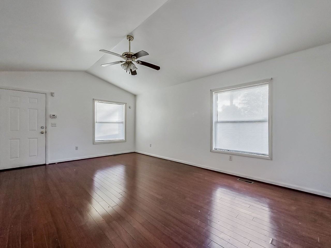 49 Oakhill St - Photo 4 of 26