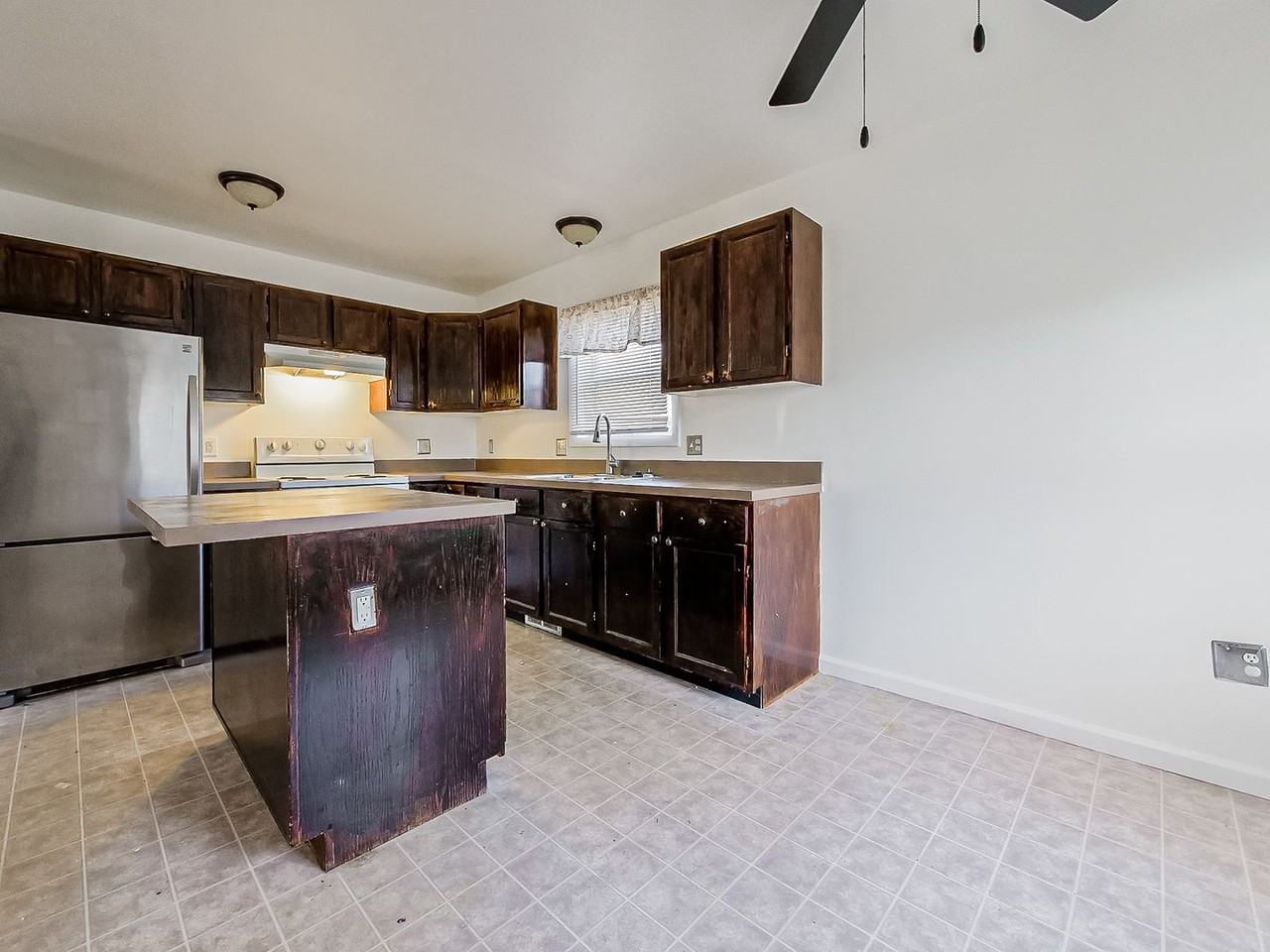 49 Oakhill St - Photo 5 of 26