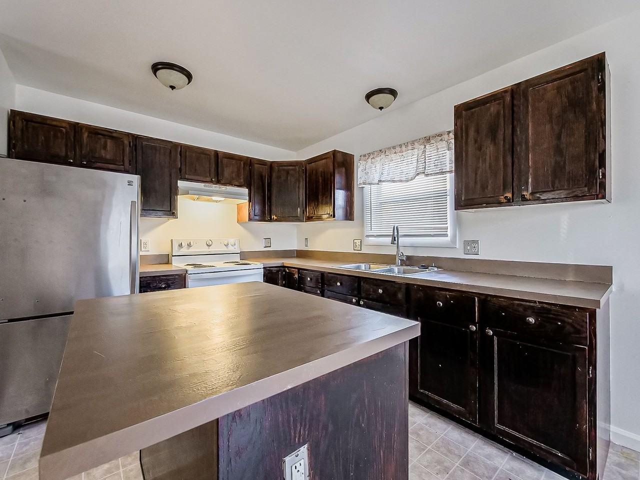 49 Oakhill St - Photo 6 of 26