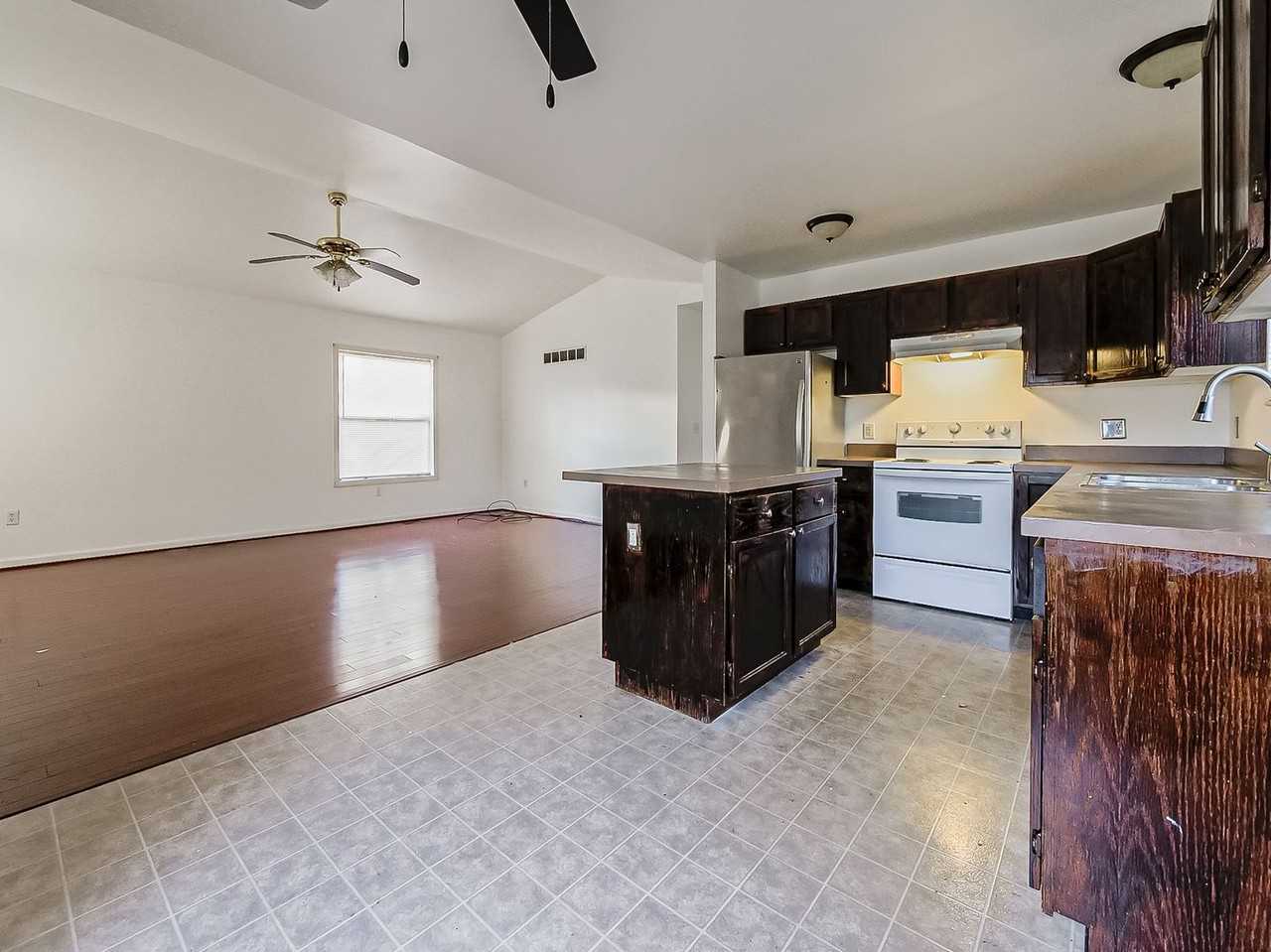 49 Oakhill St - Photo 7 of 26