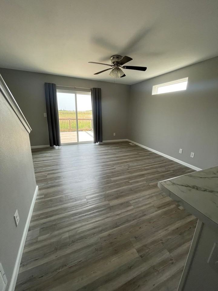 833 Grindstone Cir - Photo 3 of 11