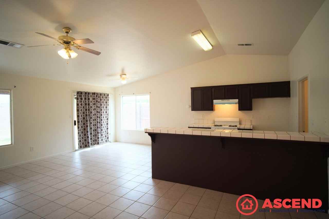 1011 Deer Ridge Dr - Photo 2 of 11