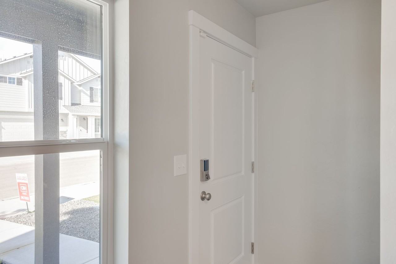 1676 S Sunseeker Ln - Photo 2 of 18