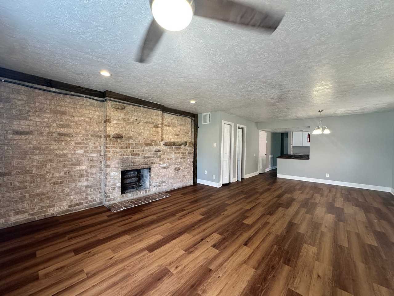 2517 Oak Park Blvd - Photo 2 of 11