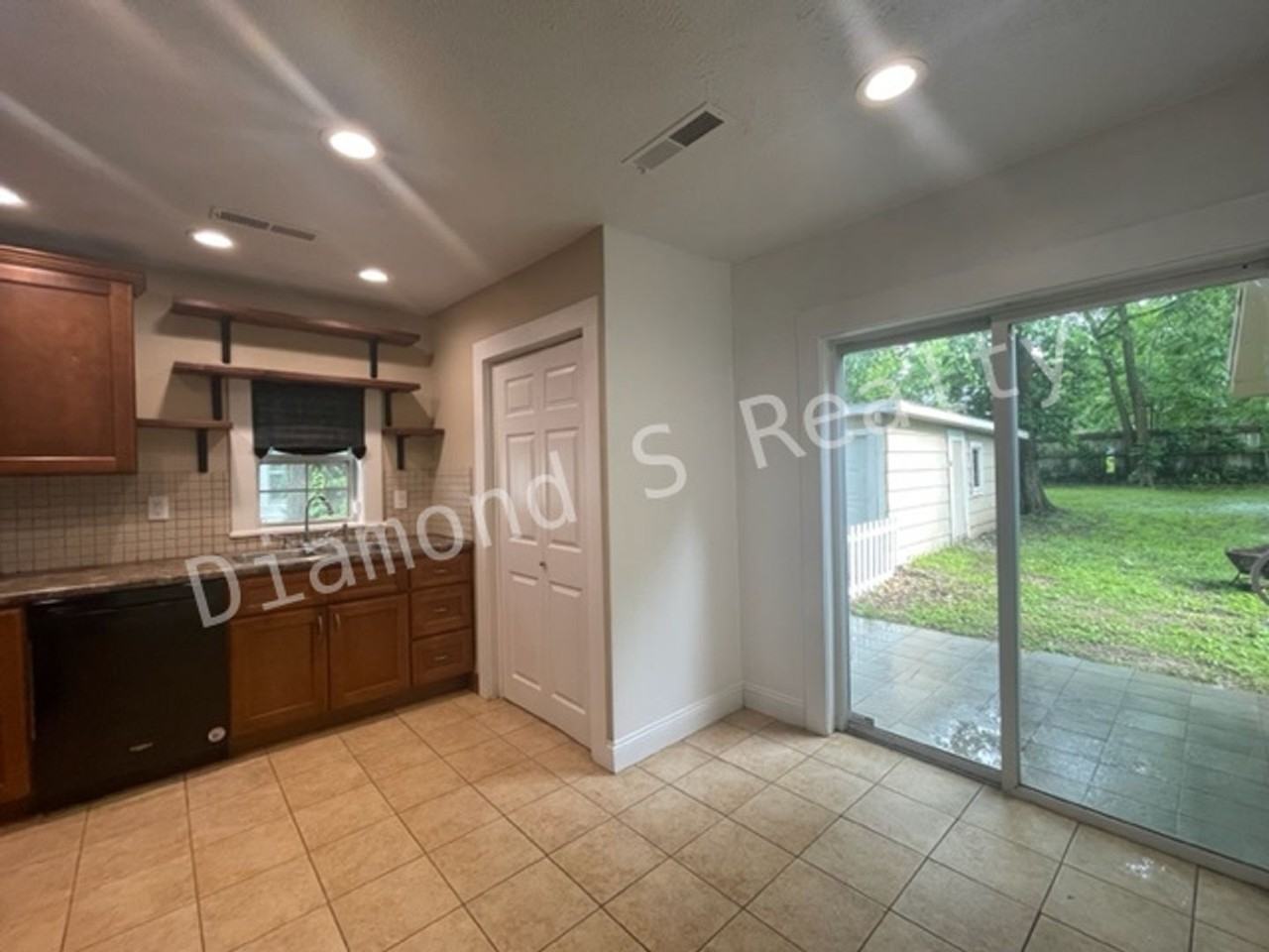 930 W Harrison St - Photo 5 of 14