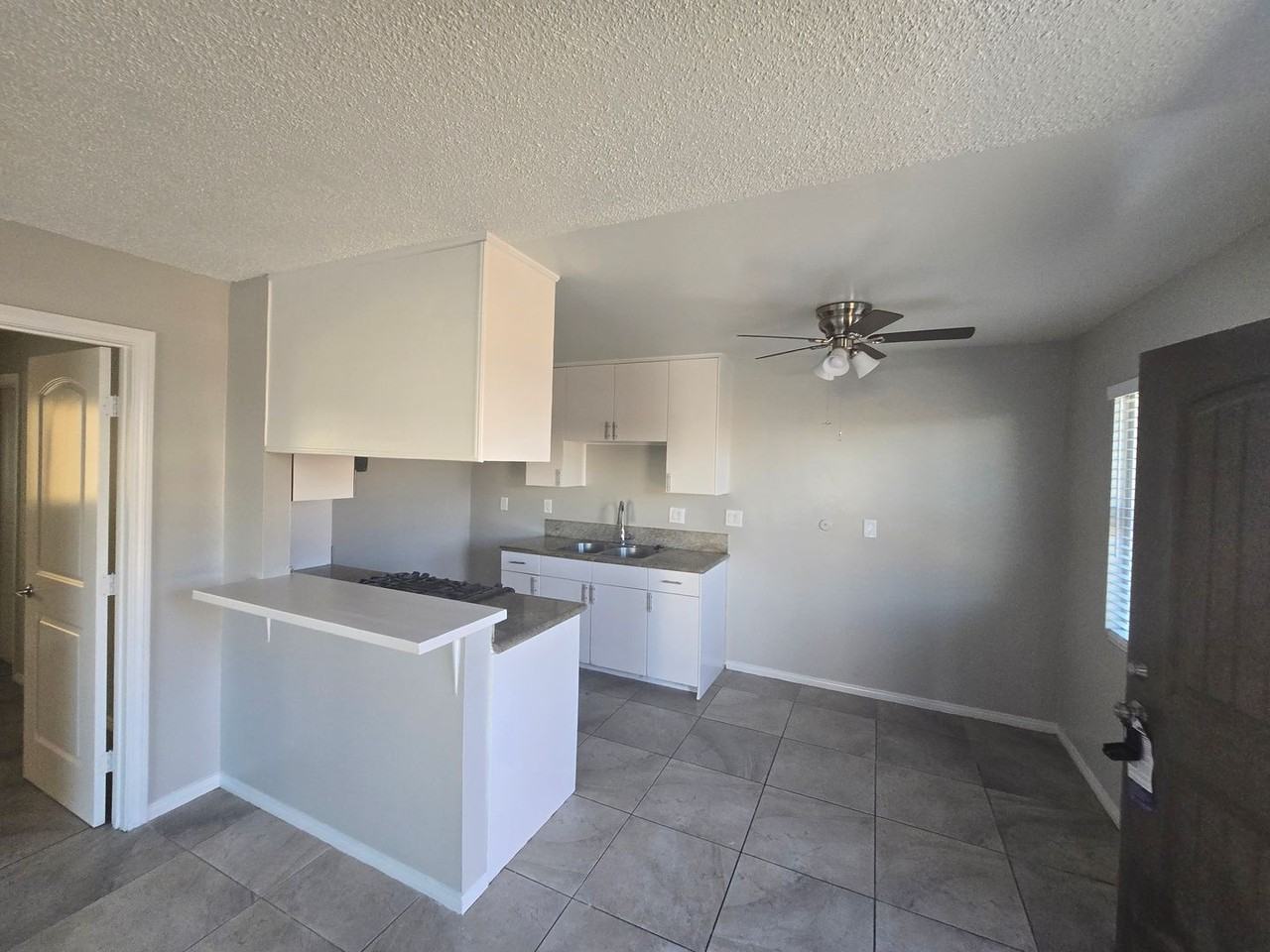 724 W 18th St - Photo 4 of 12