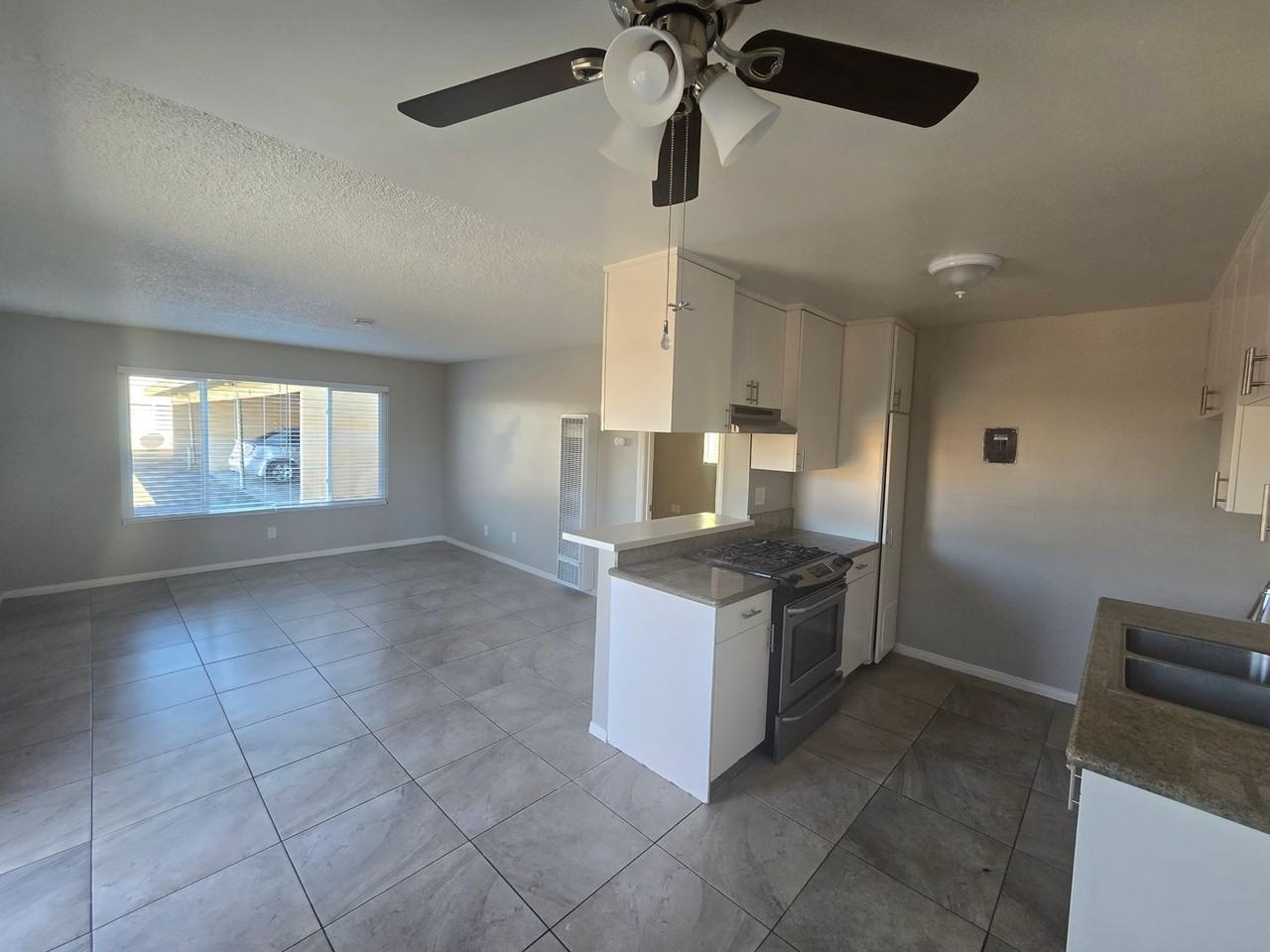 724 W 18th St - Photo 6 of 12