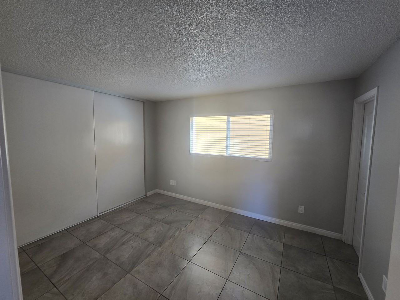 724 W 18th St - Photo 7 of 12