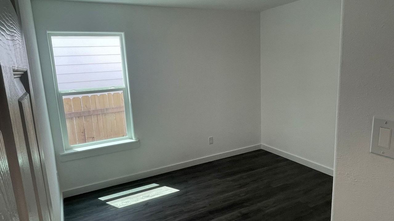 9529 Everglade Dr #B - Photo 7 of 10