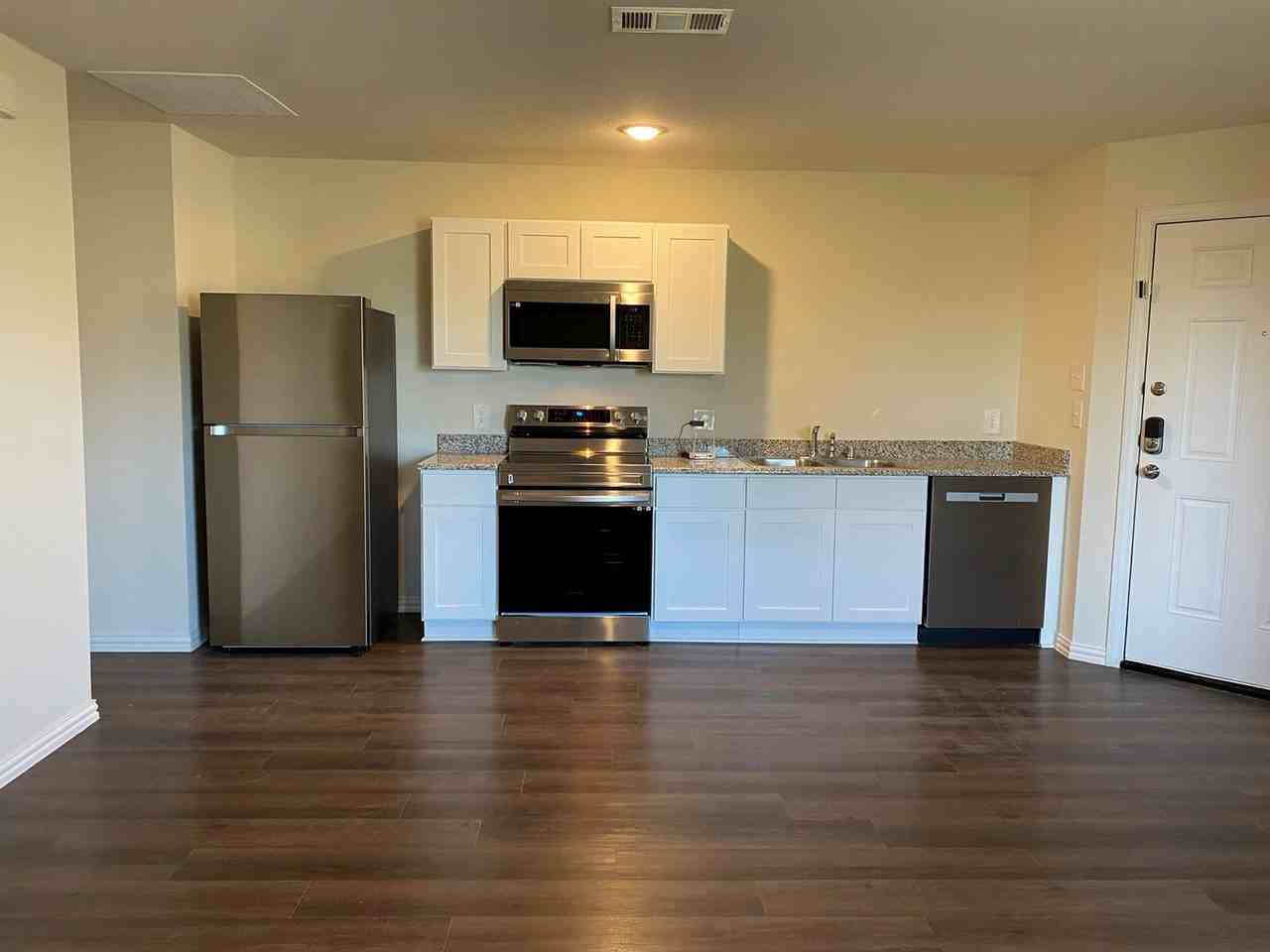 2203 Henry St #B - Photo 4 of 18