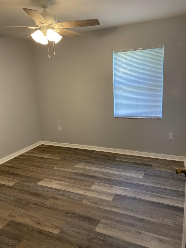 205 SE 1st Ave - Photo 3 of 17