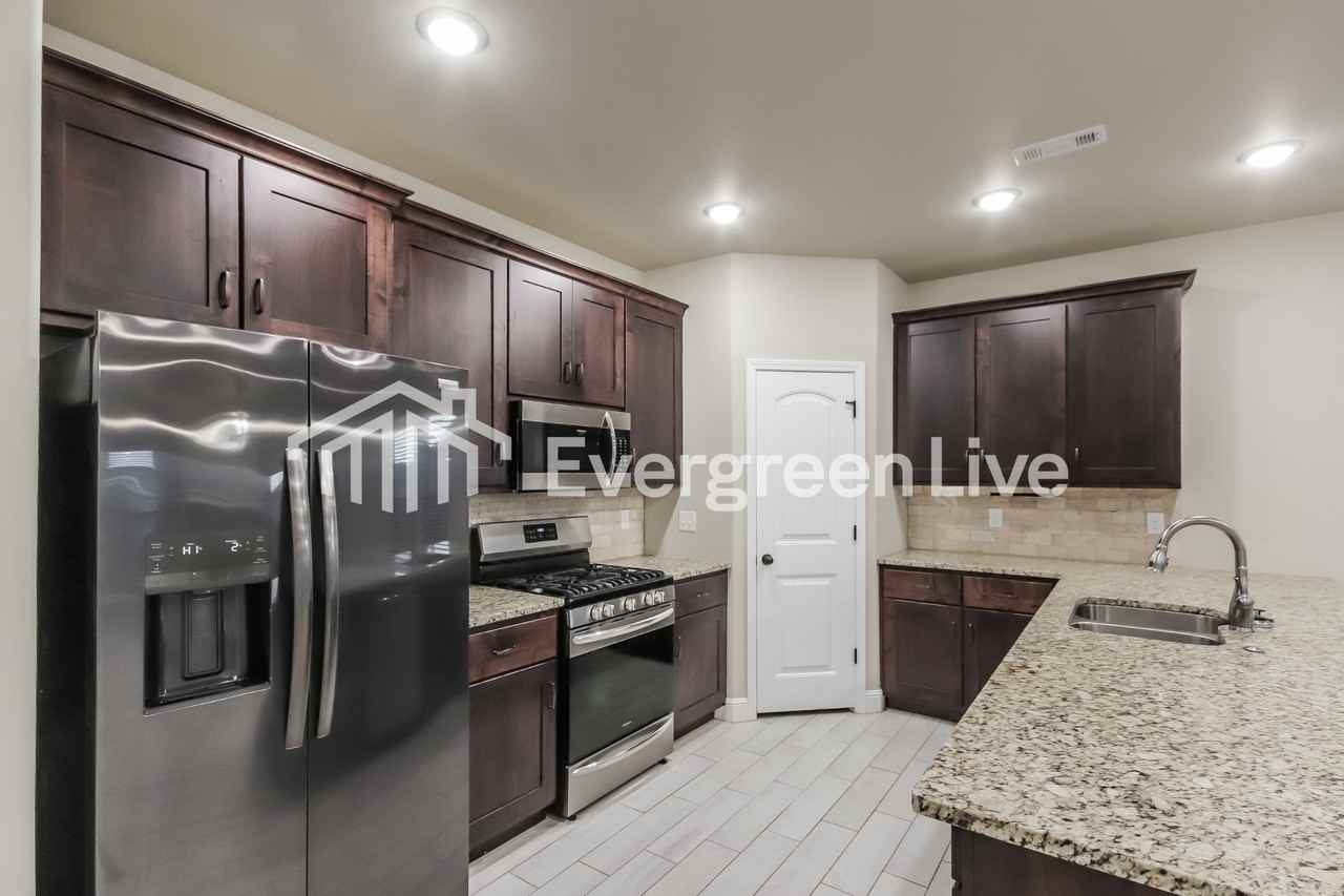 2100 Periwinkle Pl - Photo 6 of 15