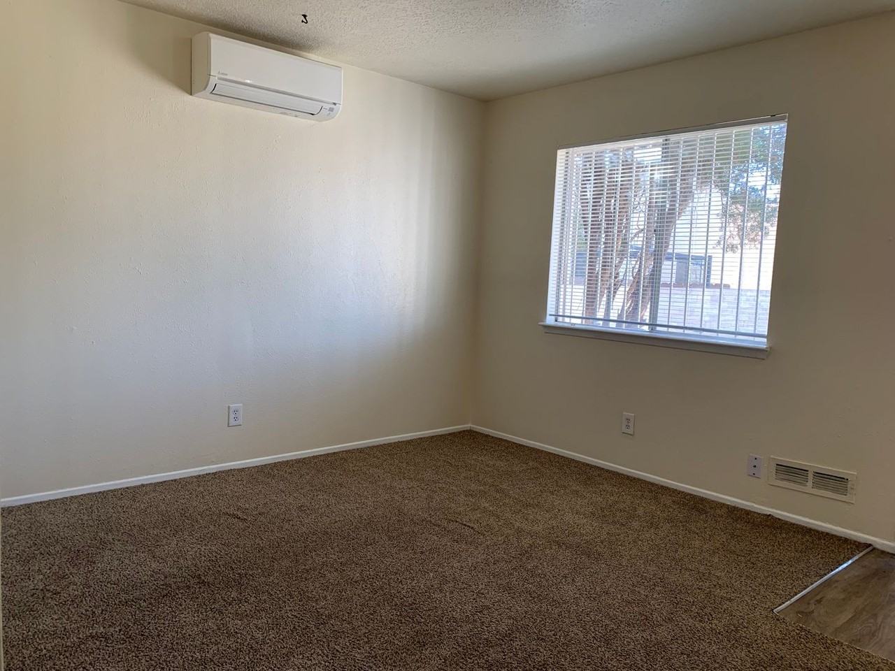 Large quiet two bedroom - Photo 5 of 10