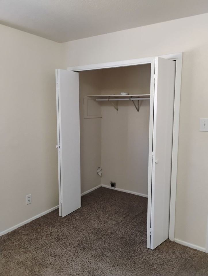 Large quiet two bedroom - Photo 7 of 10