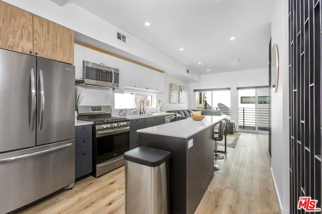 2654 1/2 S Mansfield Ave - Photo 2 of 25