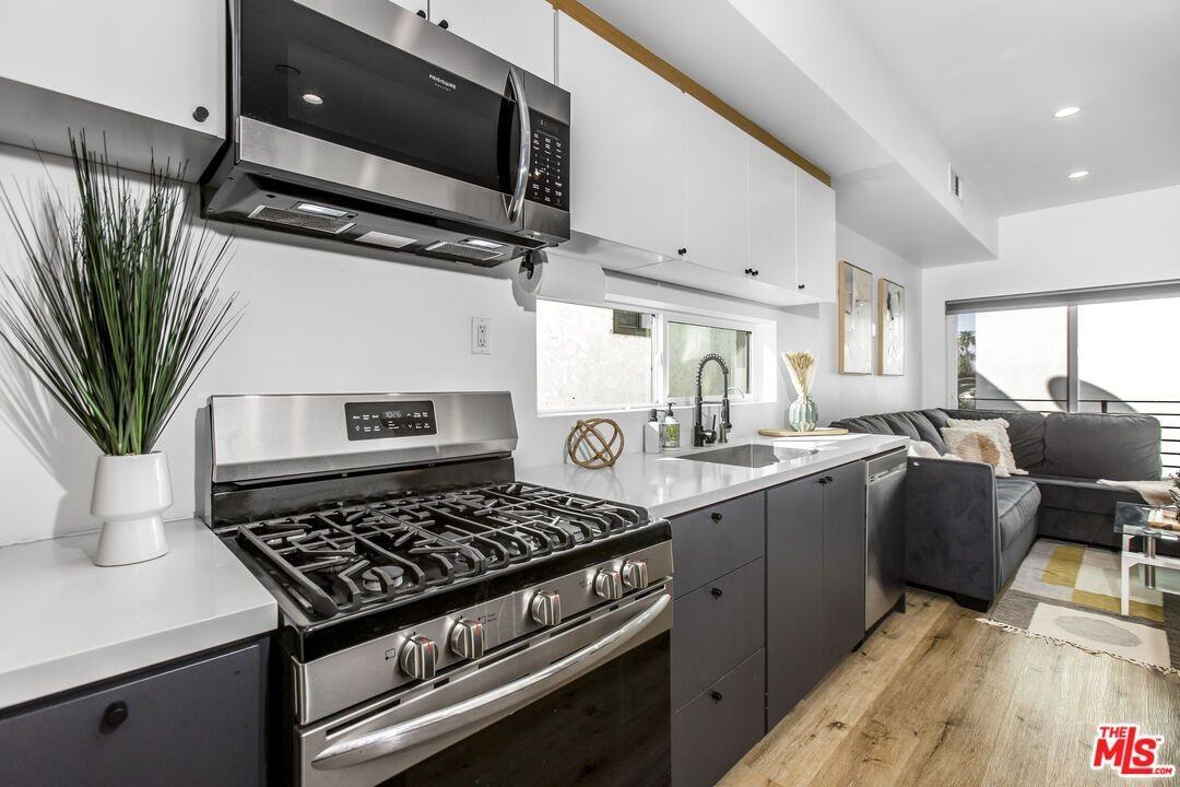 2654 1/2 S Mansfield Ave - Photo 3 of 25