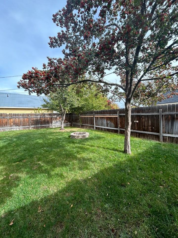 4220 W Grover St - Photo 3 of 24