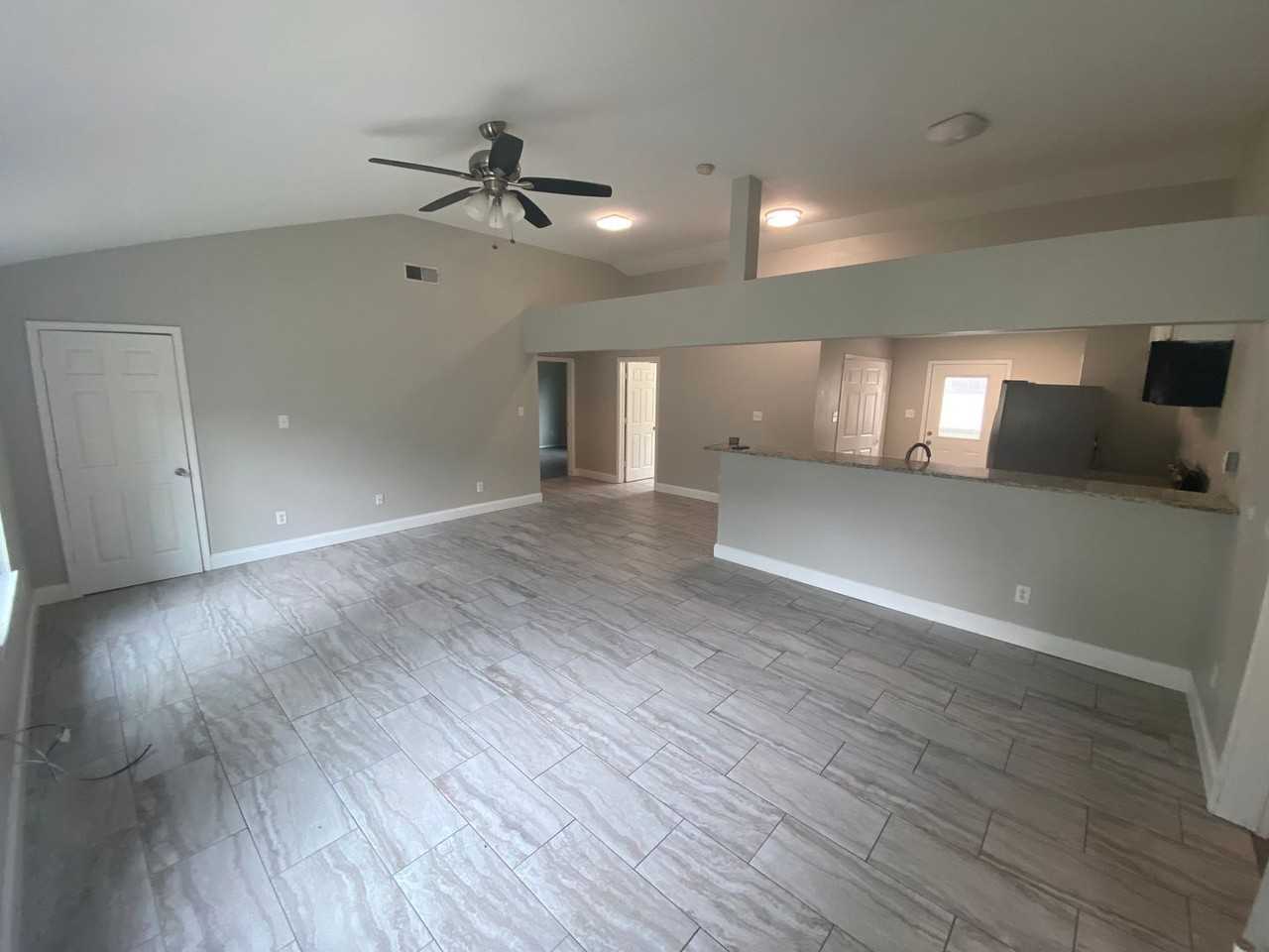 525 Thompson St - Photo 3 of 13