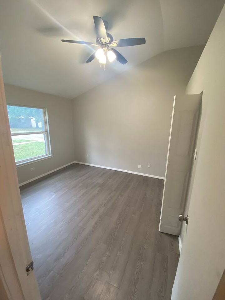 525 Thompson St - Photo 5 of 13