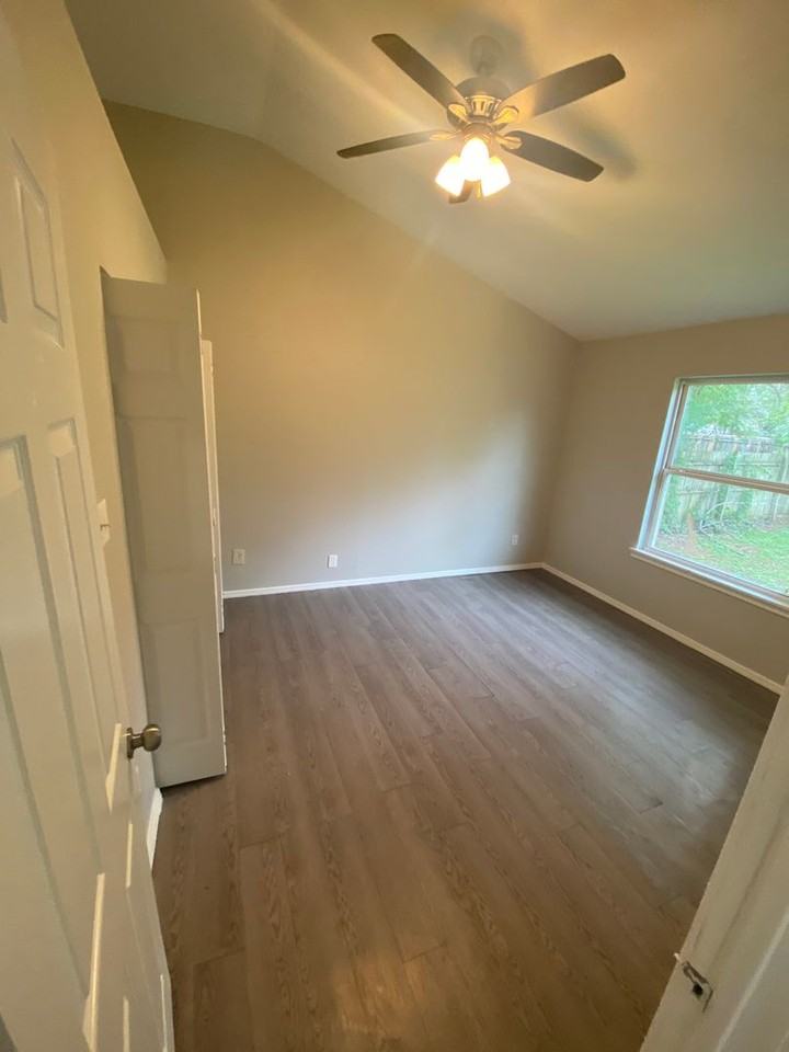 525 Thompson St - Photo 6 of 13