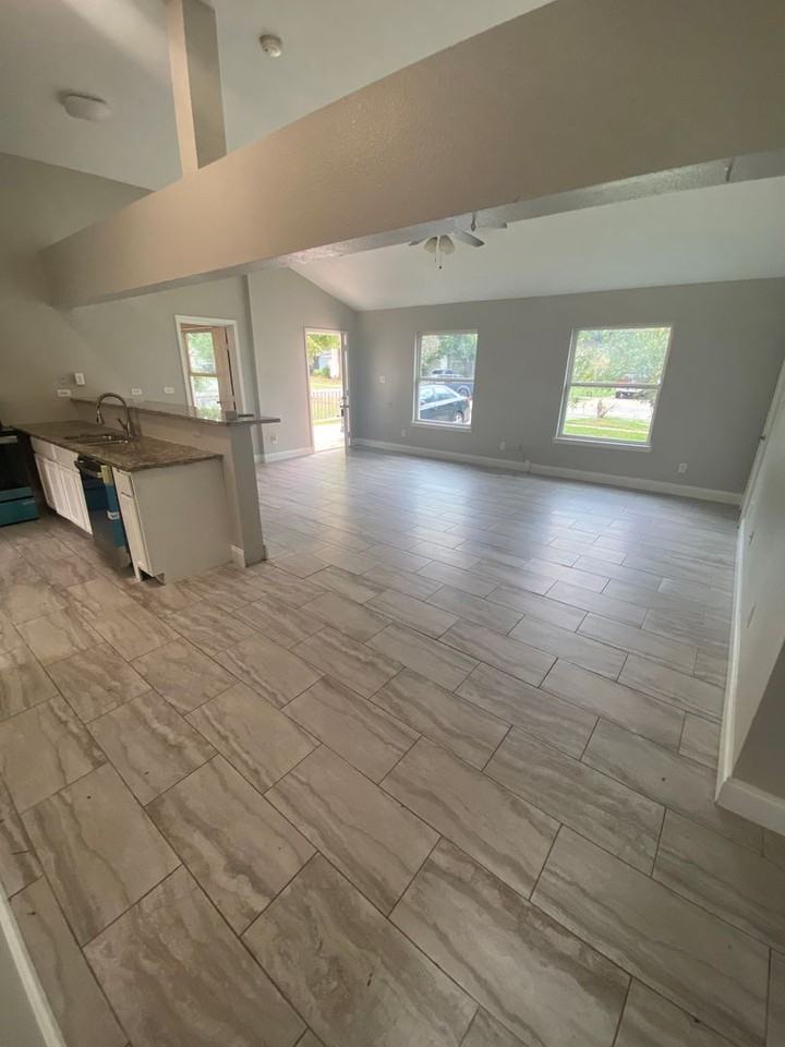 525 Thompson St - Photo 7 of 13