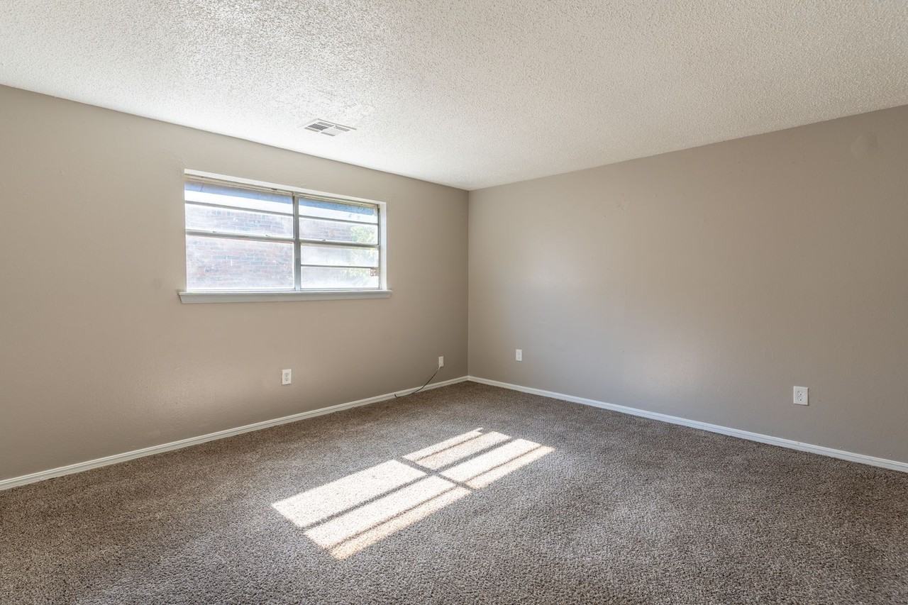 1521 Marydale Ave - Photo 3 of 23