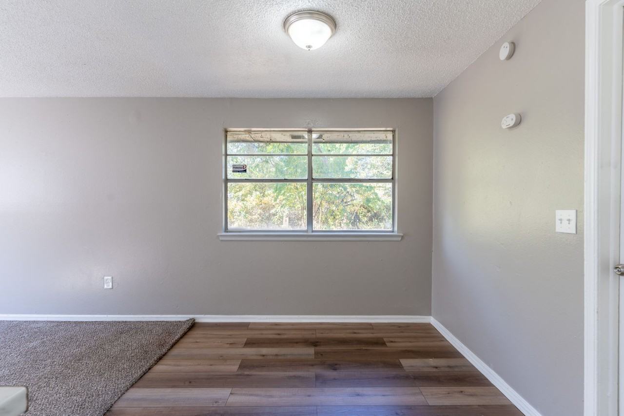 1521 Marydale Ave - Photo 5 of 23