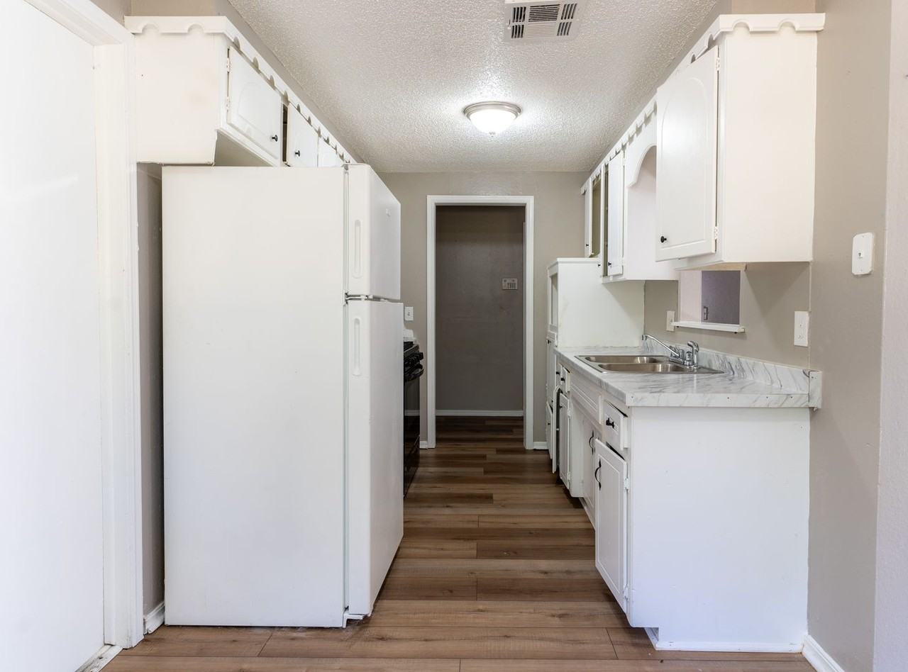 1521 Marydale Ave - Photo 7 of 23