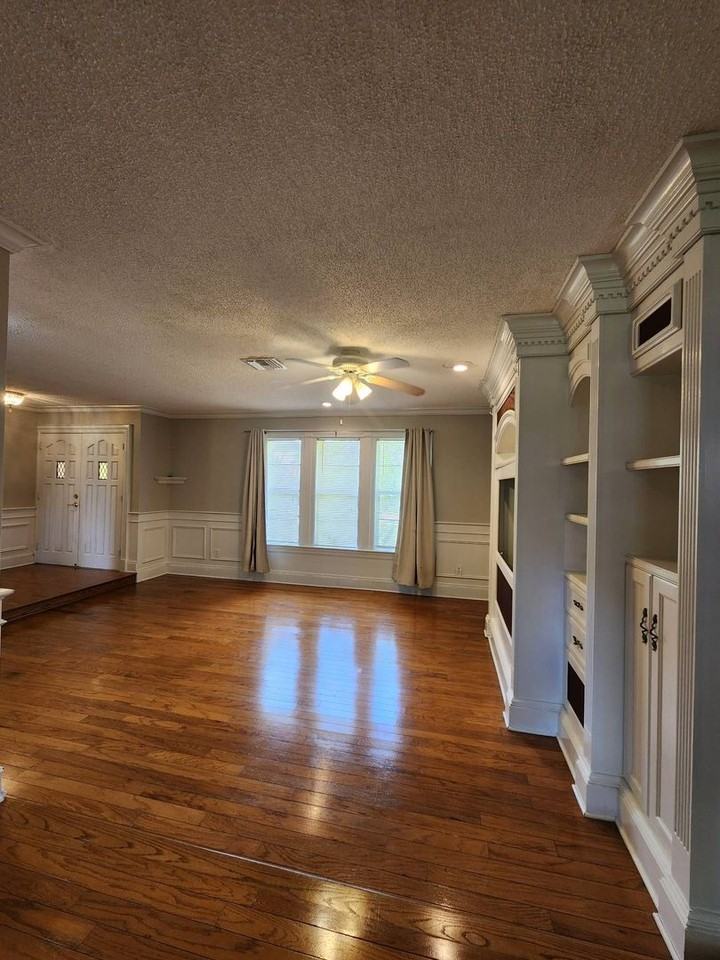 549 Burlington Ave Ne - Photo 7 of 42