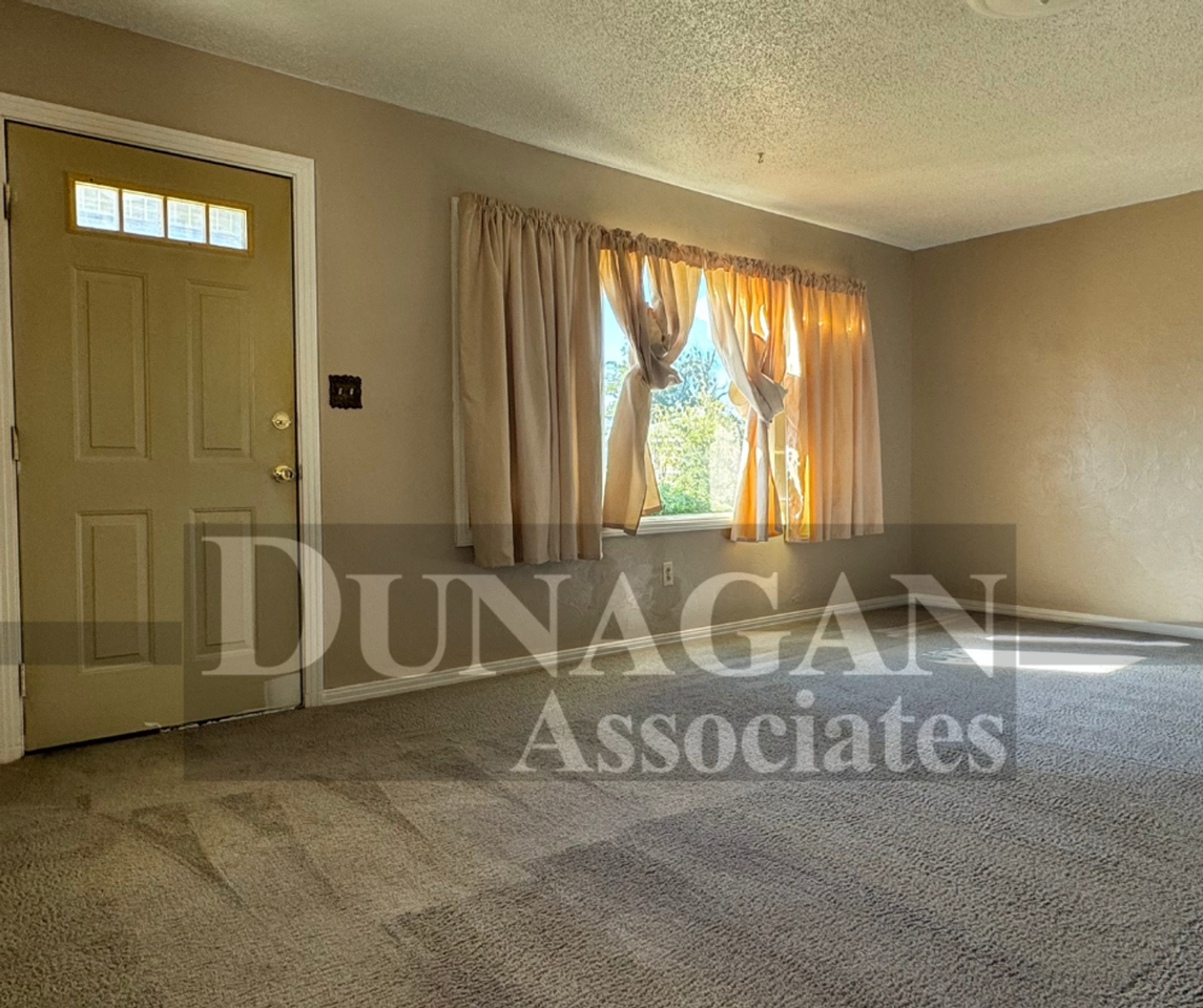 606 N Oak St - Photo 2 of 9