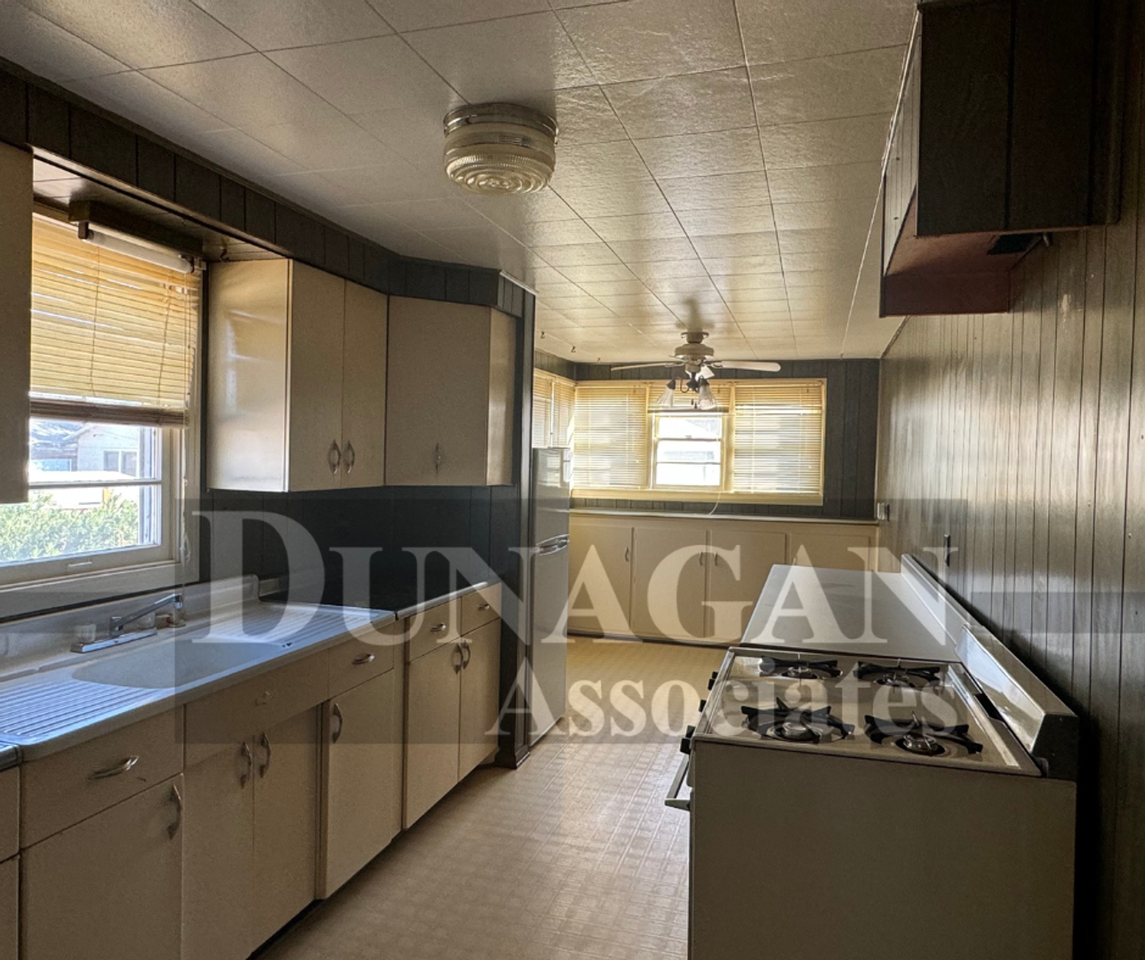 606 N Oak St - Photo 3 of 9