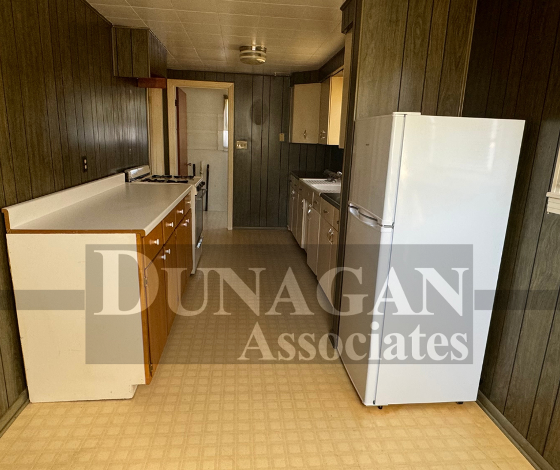 606 N Oak St - Photo 4 of 9