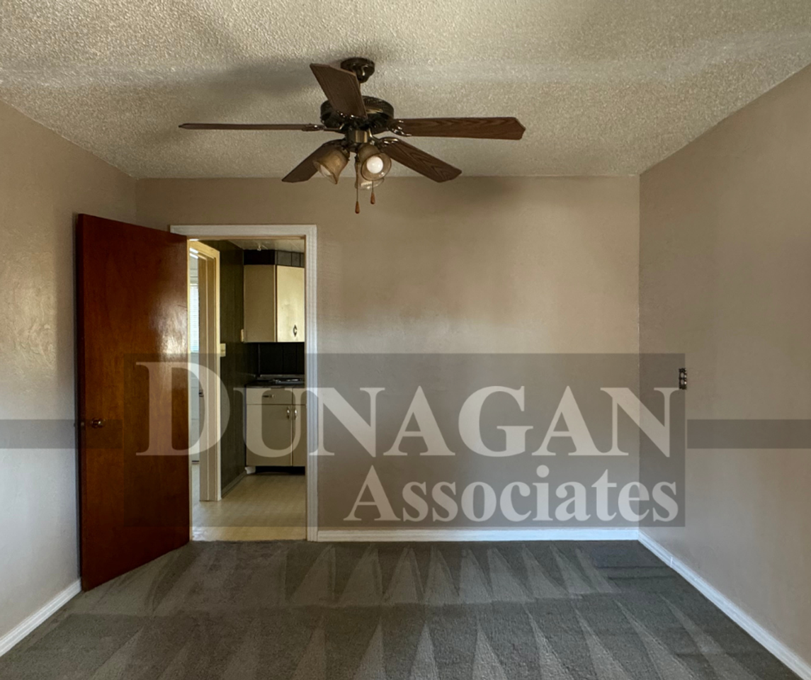 606 N Oak St - Photo 5 of 9