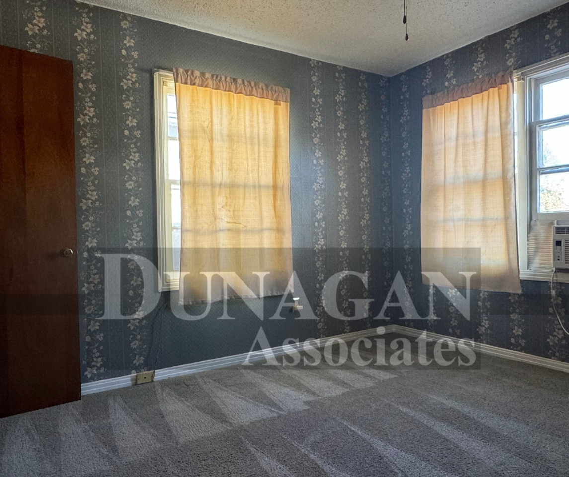 606 N Oak St - Photo 6 of 9