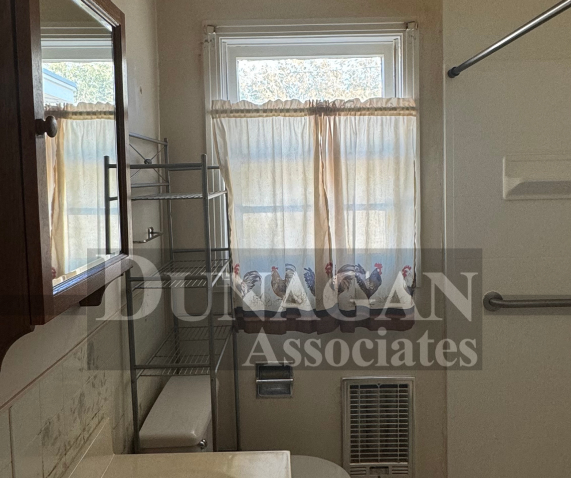 606 N Oak St - Photo 7 of 9