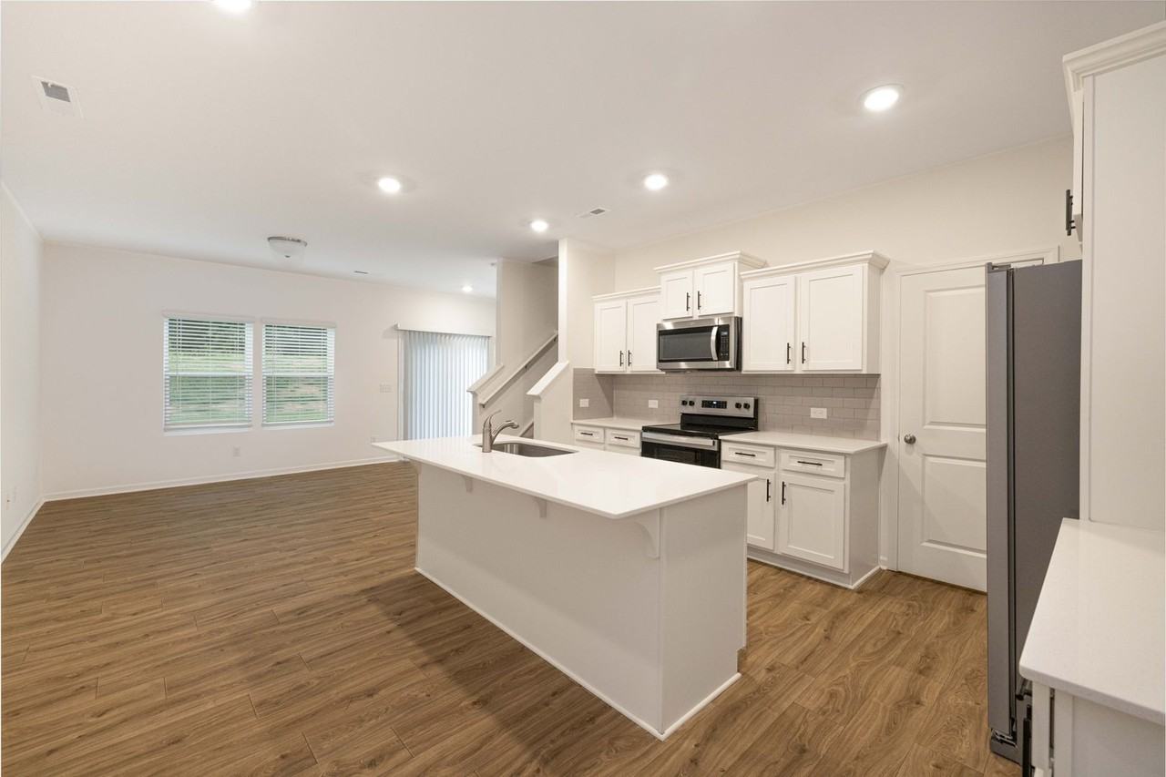 105 Heath St - Photo 3 of 16