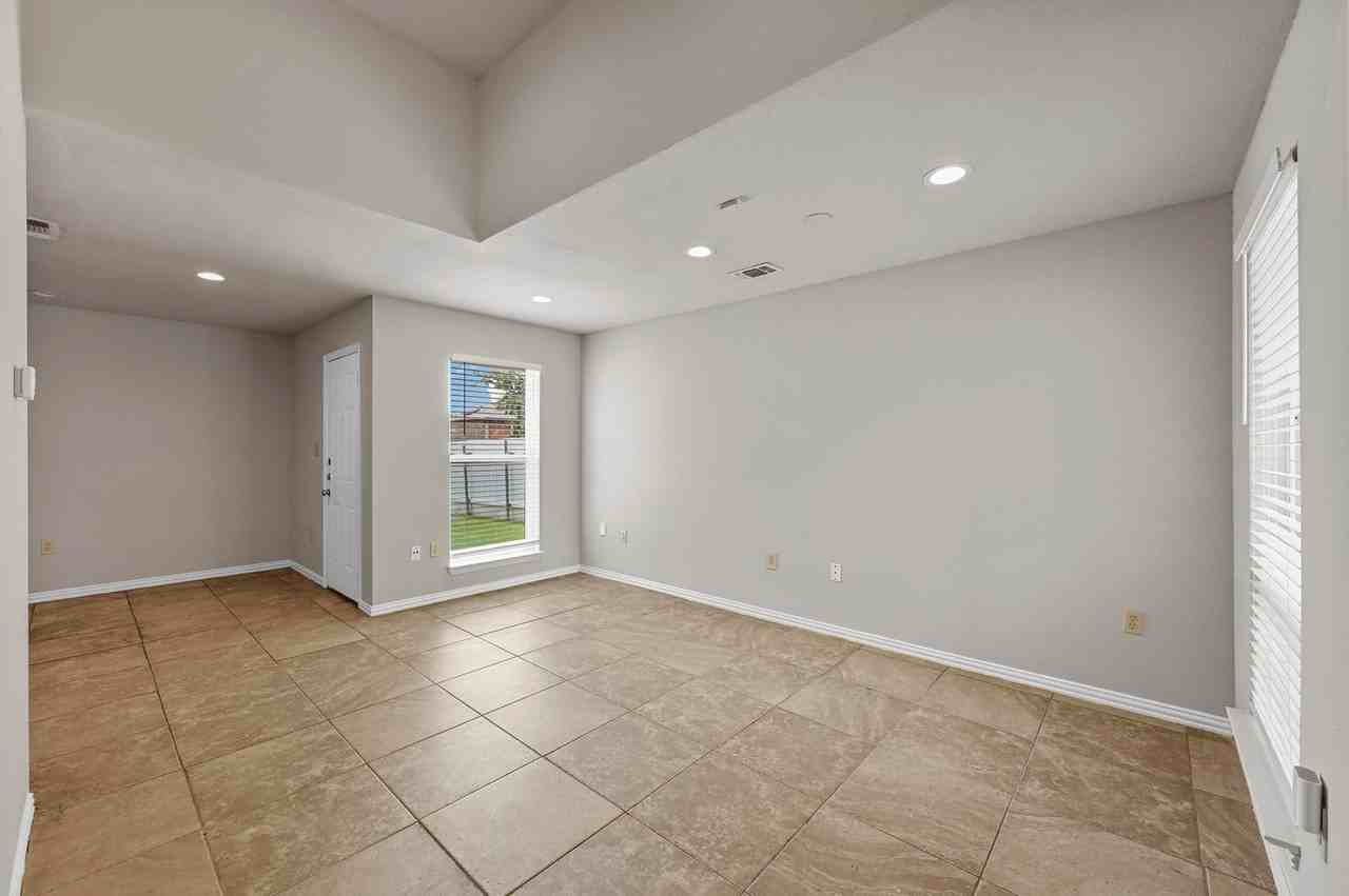 900 Wentwood Dr - Photo 3 of 20