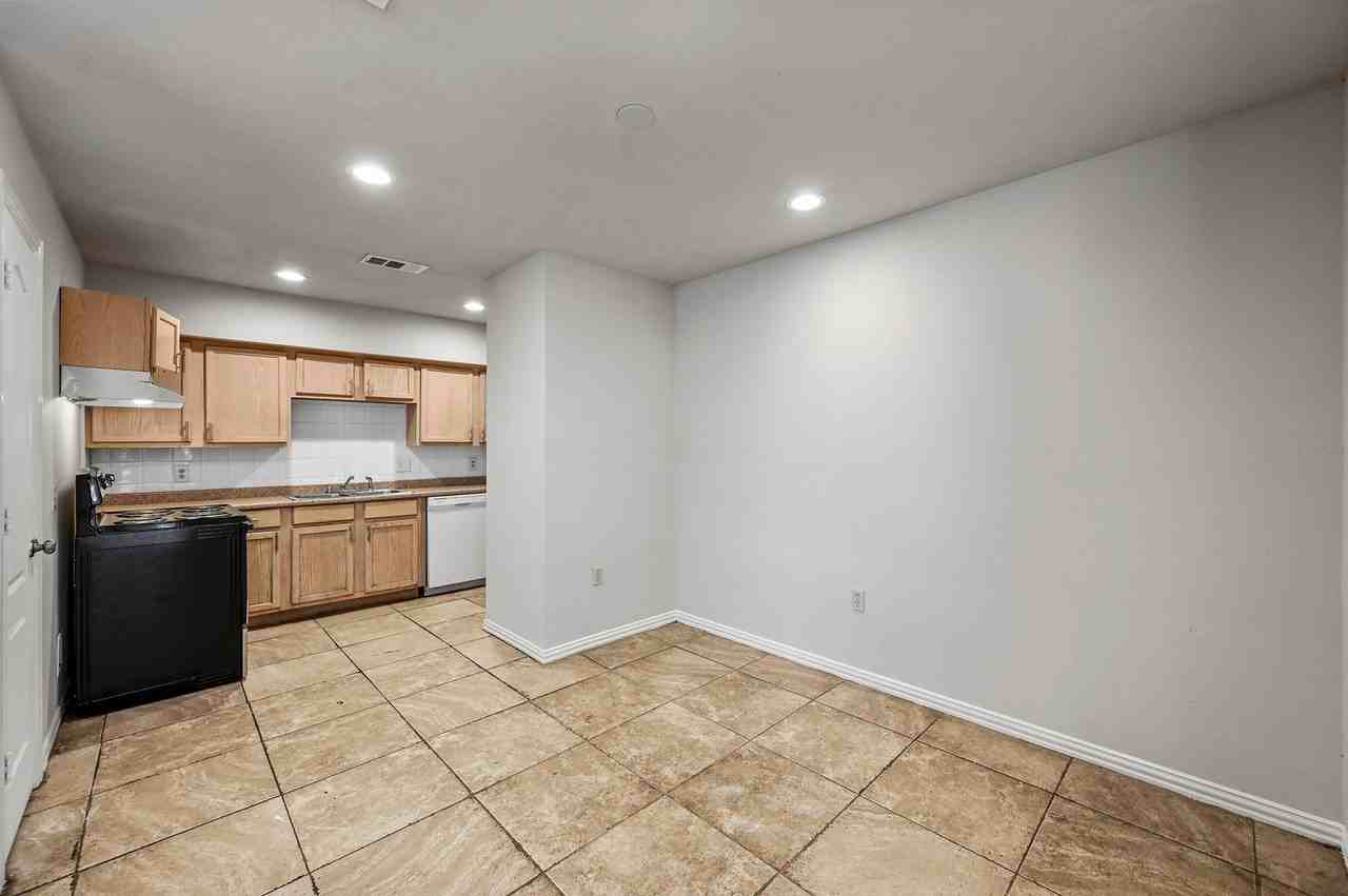 900 Wentwood Dr - Photo 6 of 20