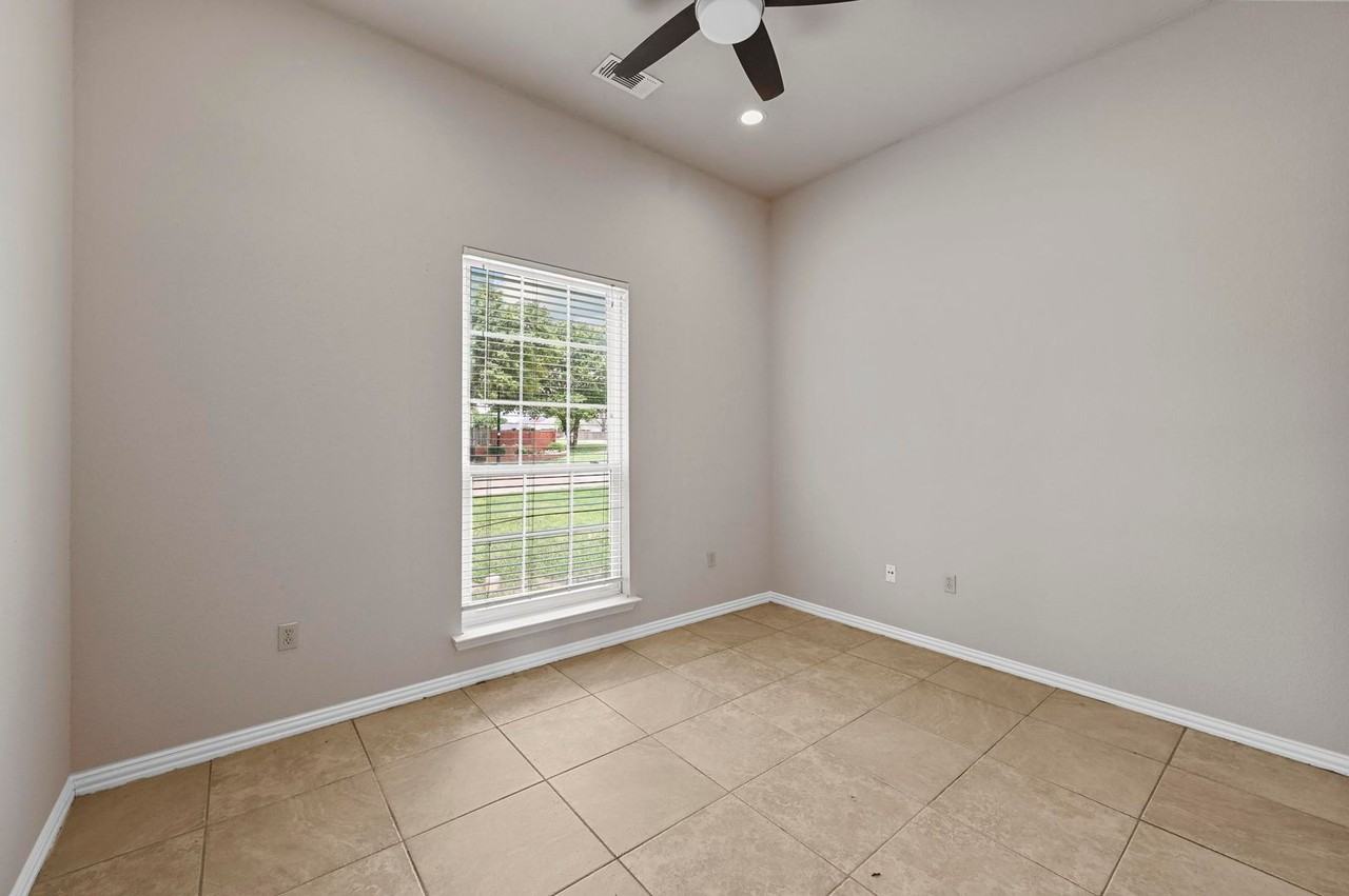 900 Wentwood Dr - Photo 7 of 20