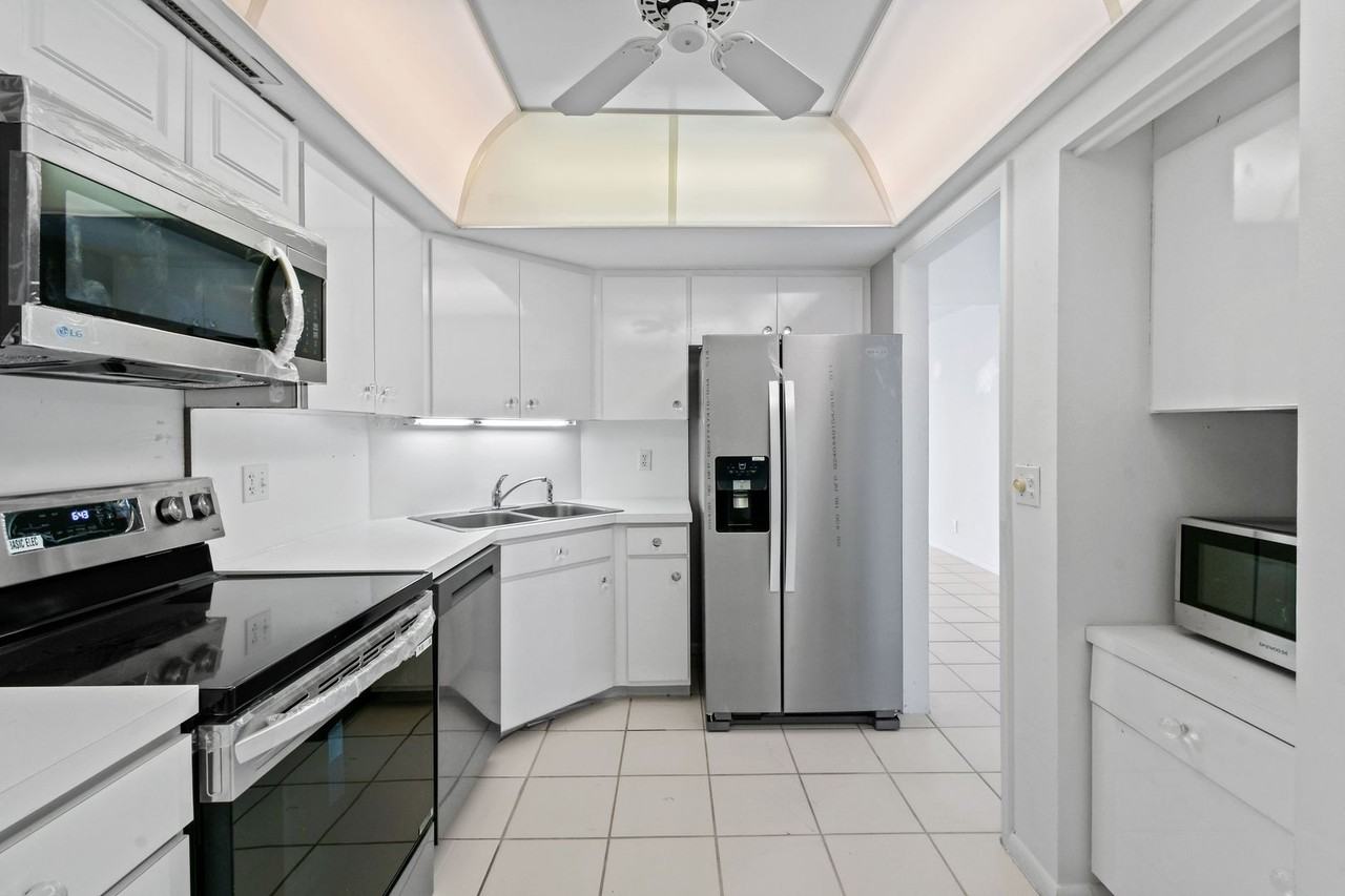 2425 Presidential Way #801 - Photo 4 of 47