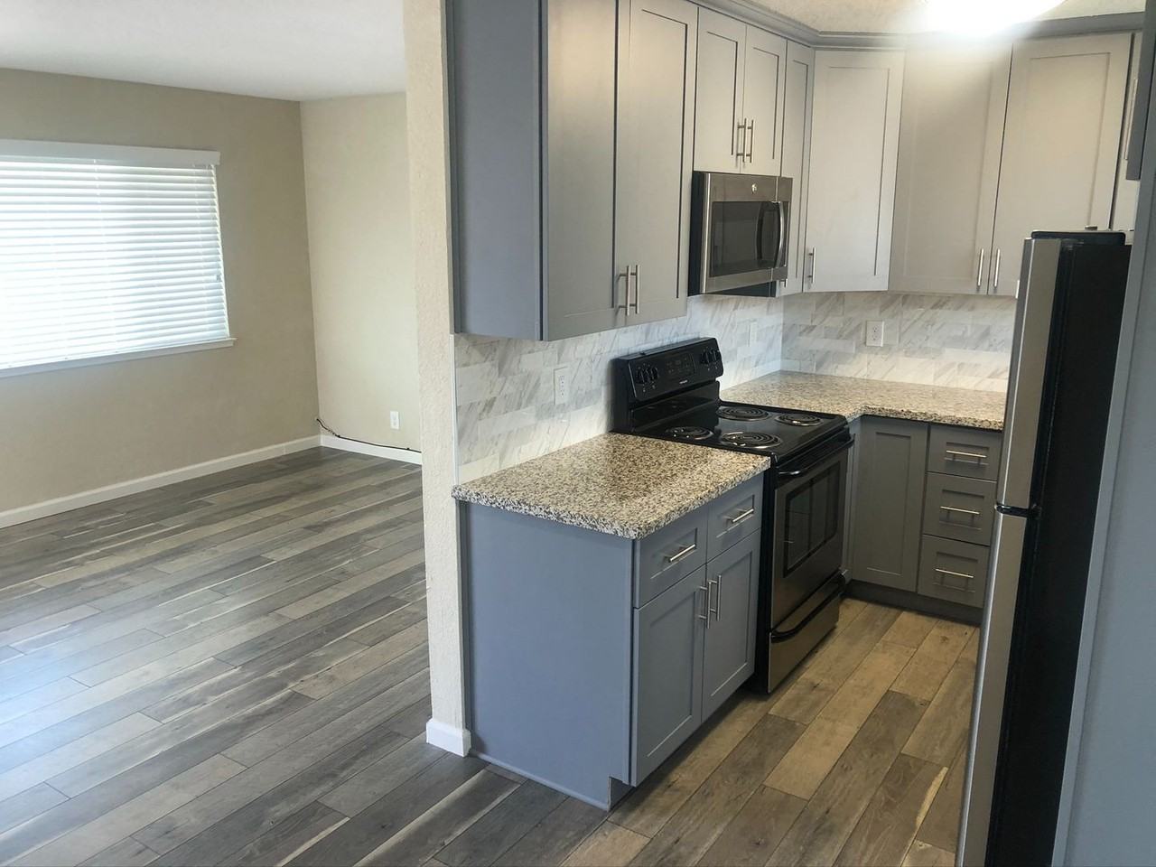 181 - Leo Manor - Photo 2 of 9