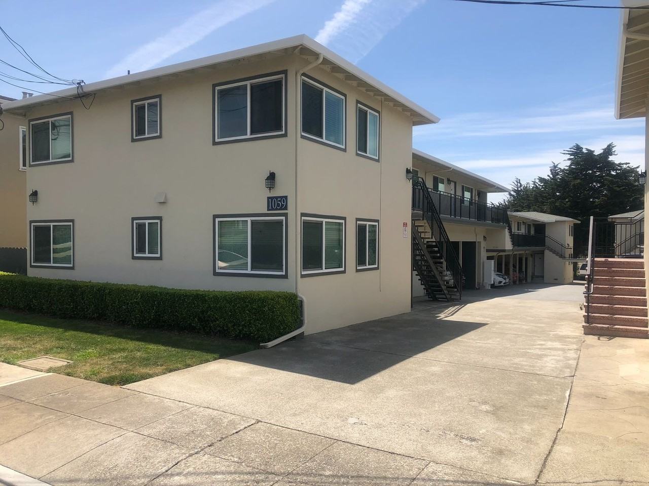 181 - Leo Manor - Photo 2 of 9