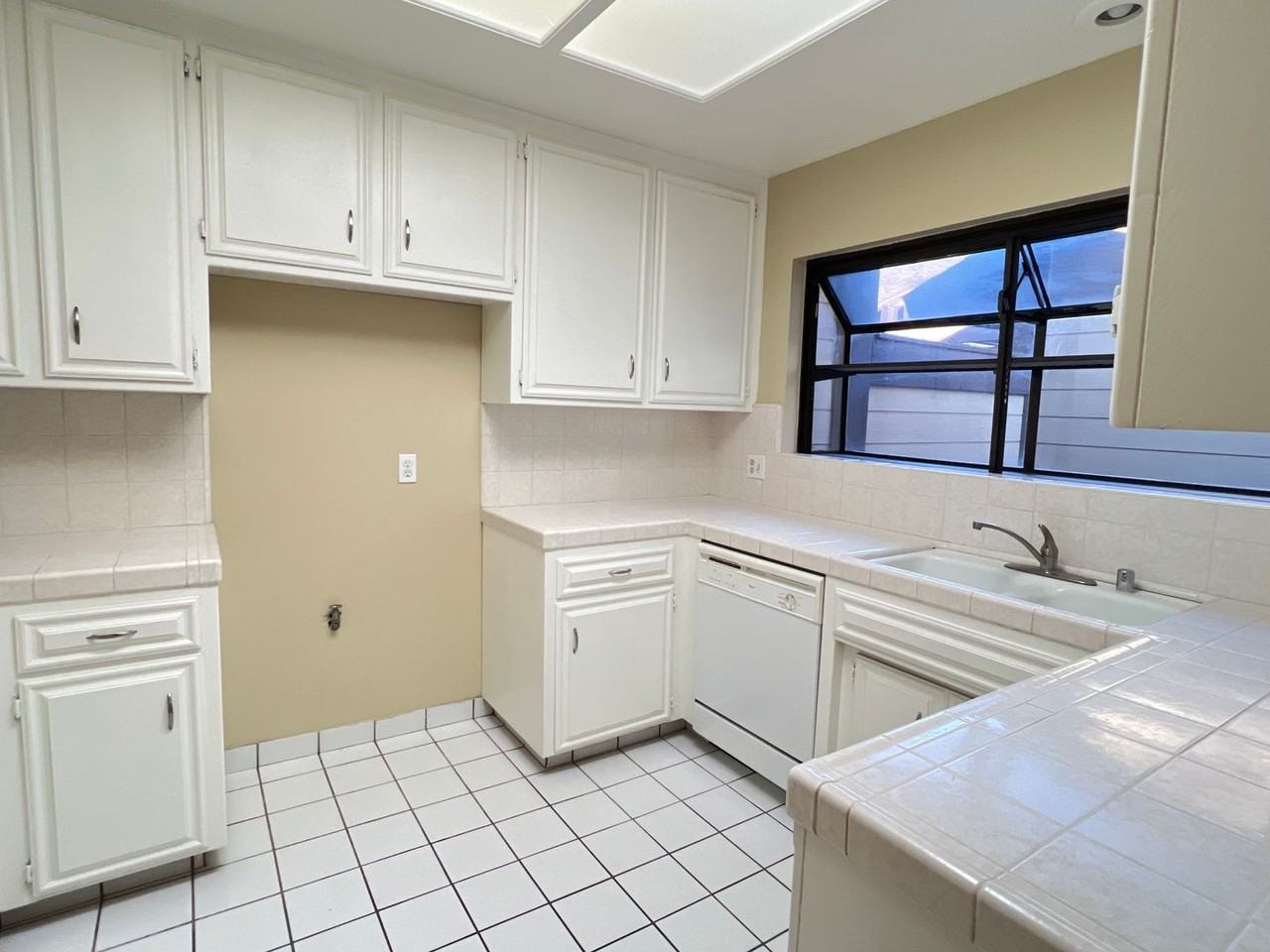 2107 Manning St - Photo 5 of 14