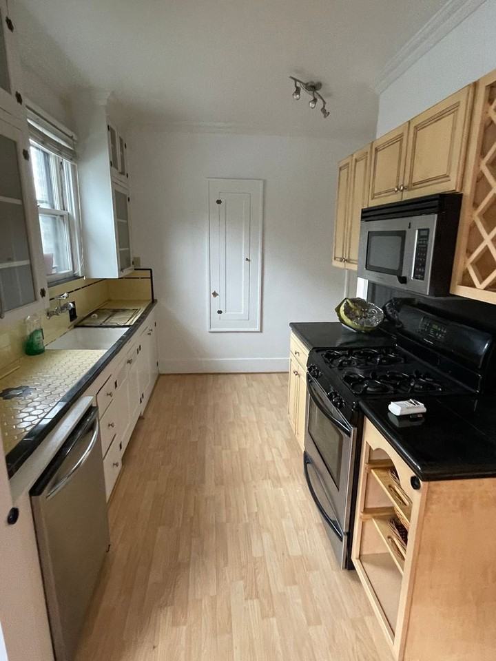 2442 Sw 5th Ave - Photo 3 of 9
