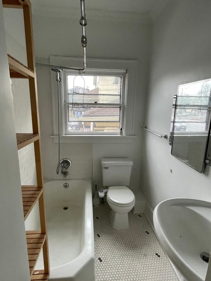 2442 Sw 5th Ave - Photo 5 of 9