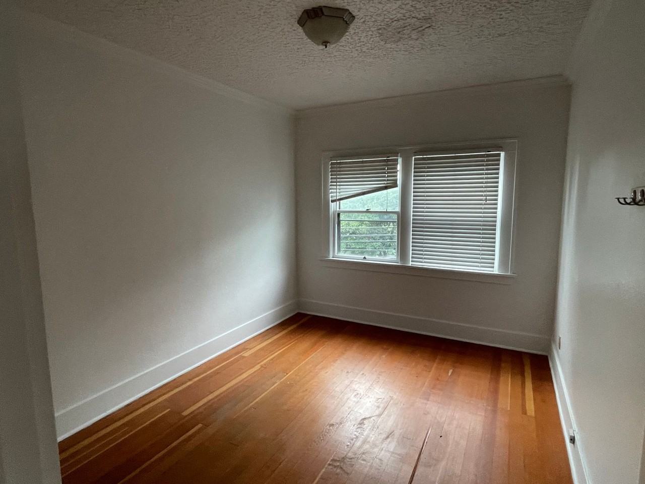 2442 Sw 5th Ave - Photo 6 of 9