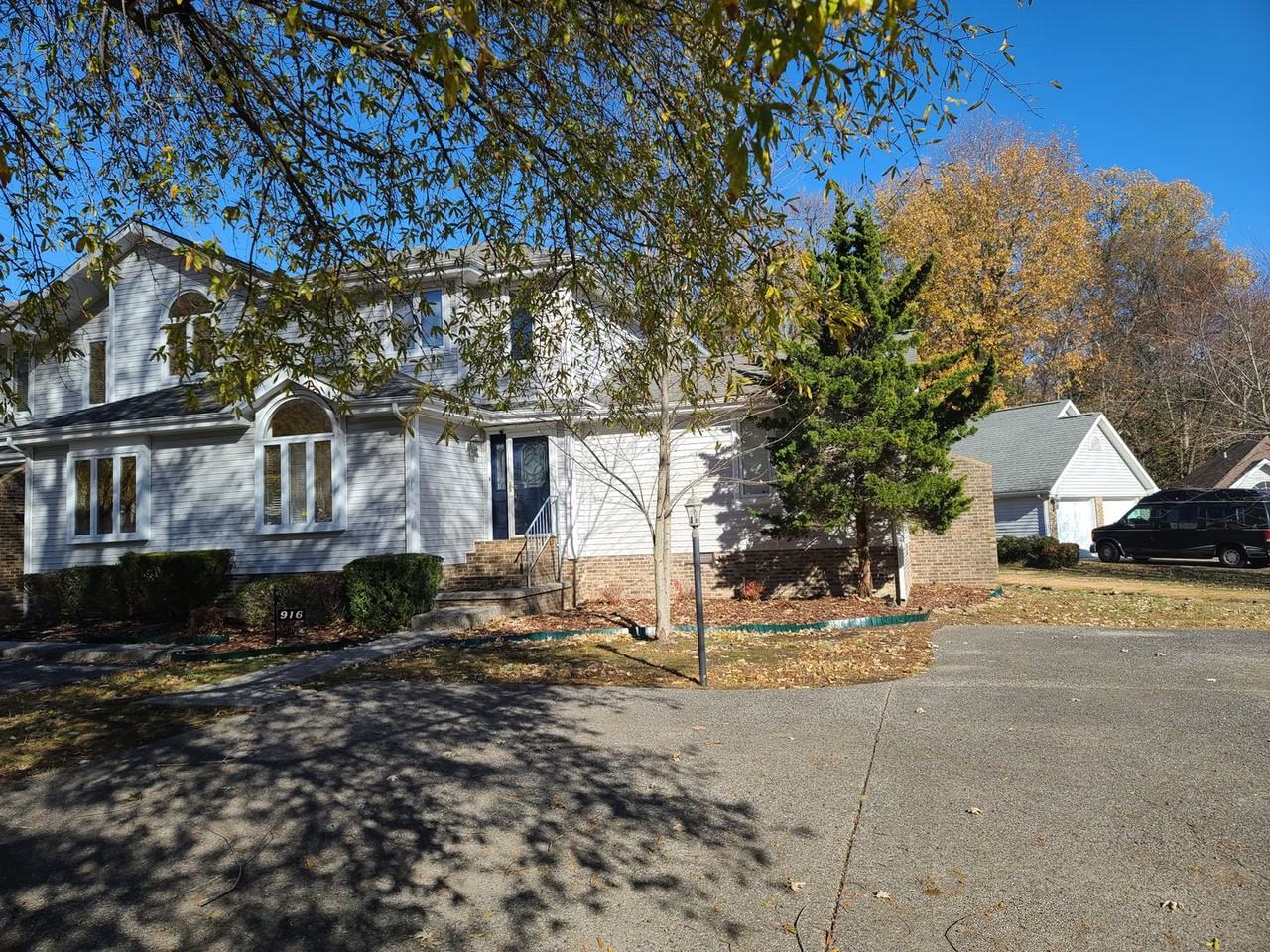 916 Stonebrook Dr - Photo 2 of 28