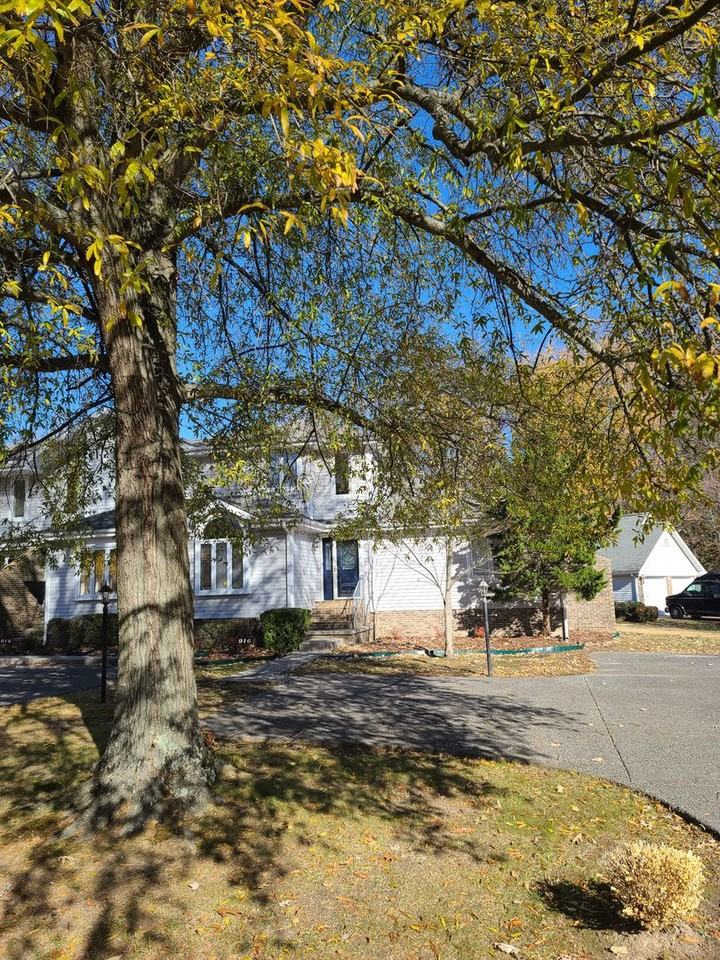 916 Stonebrook Dr - Photo 3 of 28