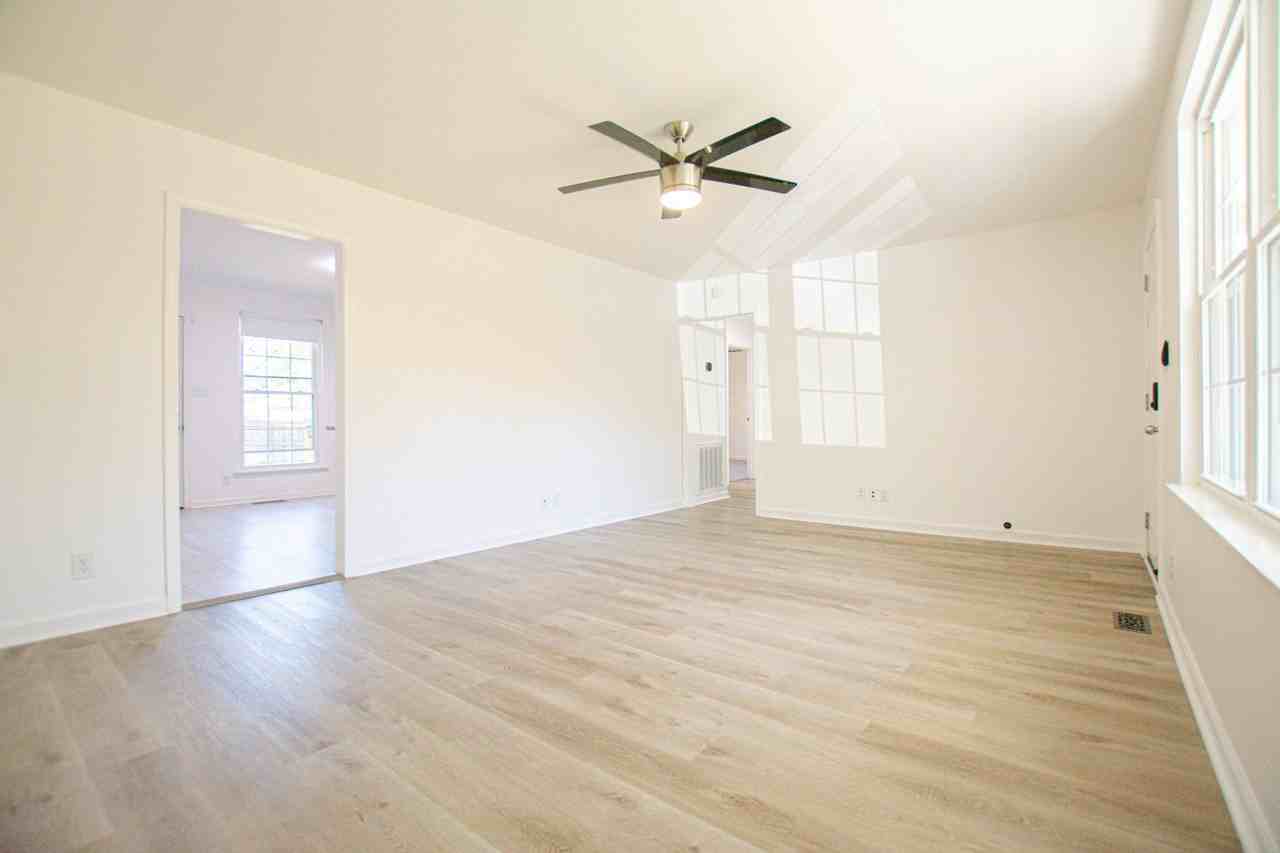 2340 N Ford St - Photo 3 of 14